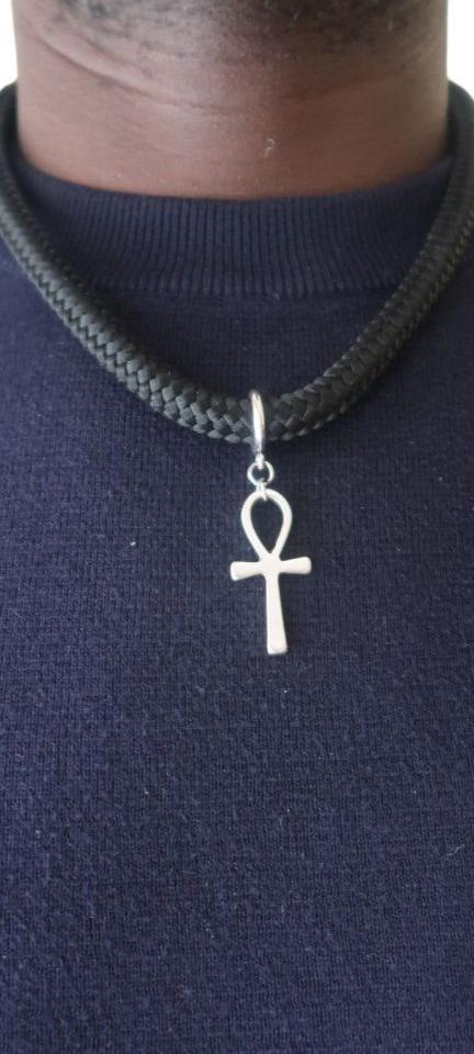 Collier Ankh unisexe porté par un homme – bijou kamite en acier inoxydable sur cordon noir – Kaolack Créations