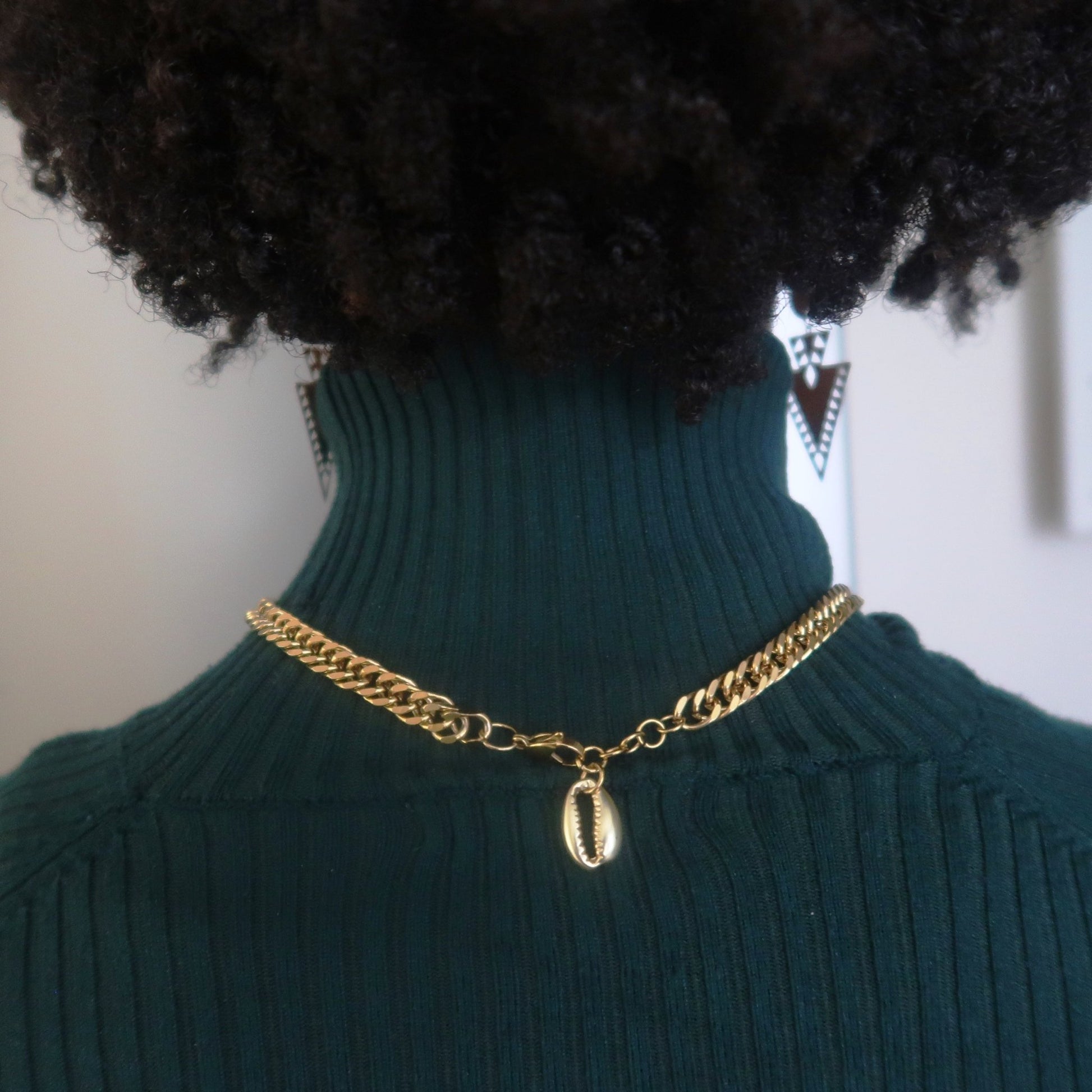 Collier Cauri en Acier Inoxydable - Élégance Intemporelle | 2 Variantes en collier cauri doré artisanal africain - KaolackCreations