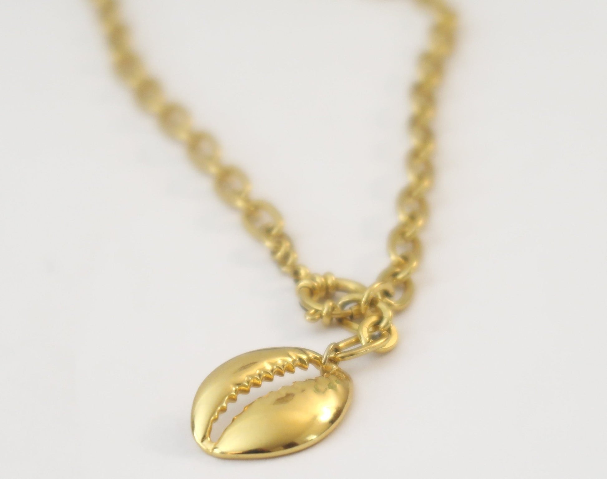 Collier Cauri en Acier Inoxydable - Élégance Intemporelle | 2 Variantes en collier cauri doré artisanal africain - KaolackCreations