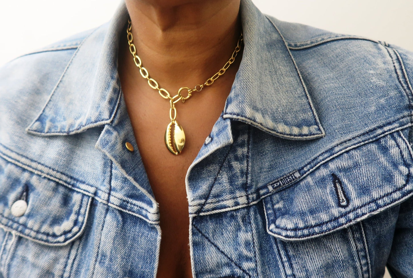 Collier Cauri en Acier Inoxydable - Élégance Intemporelle | 2 Variantes en collier cauri doré artisanal africain - KaolackCreations