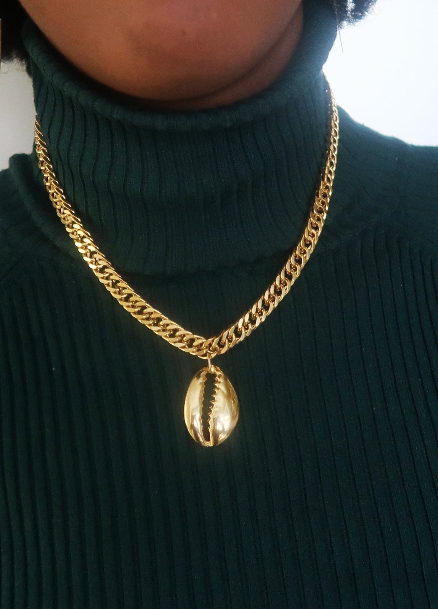 Collier Cauri en Acier Inoxydable - Élégance Intemporelle | 2 Variantes en collier cauri doré artisanal africain - KaolackCreations