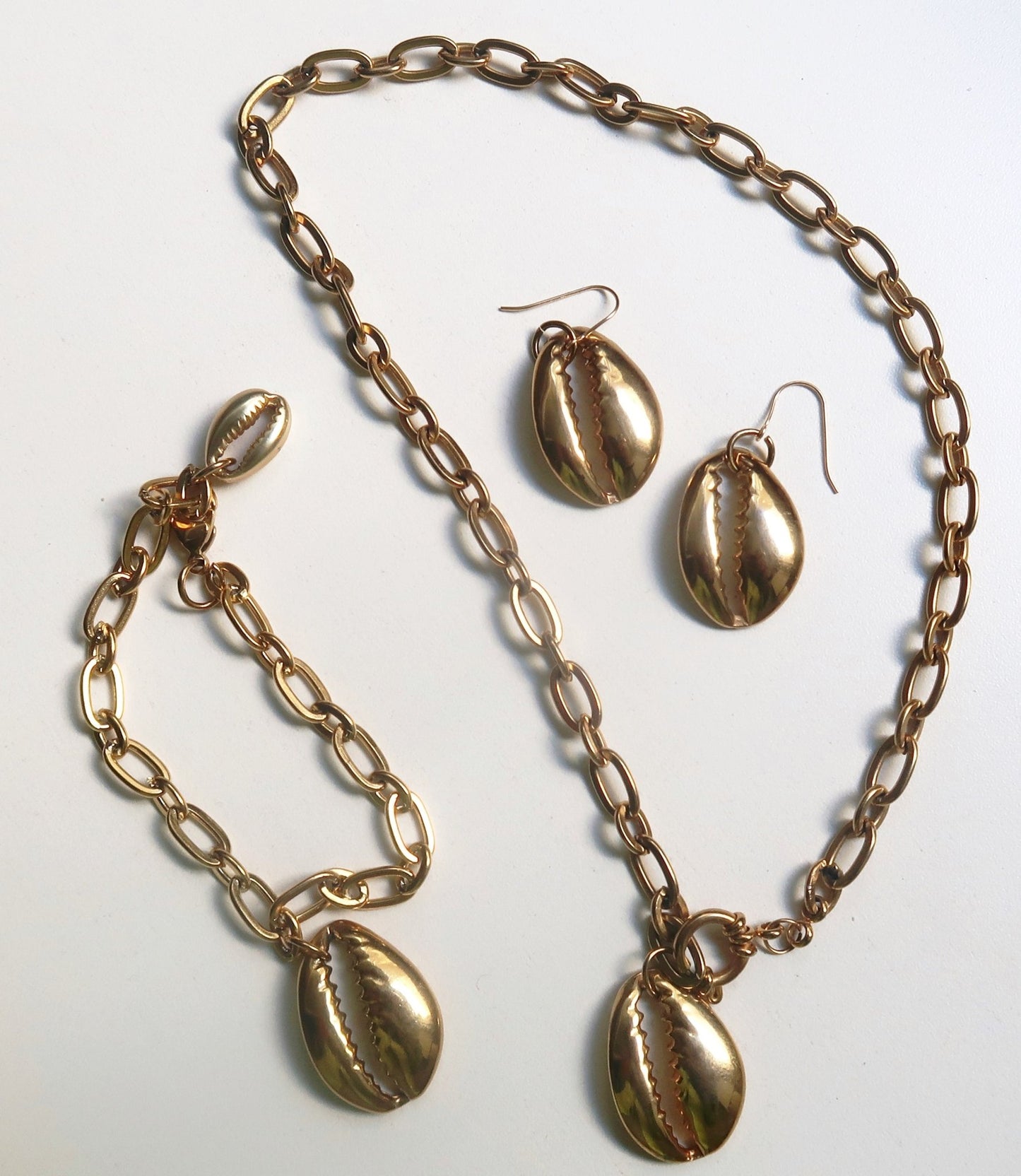 Collier Cauri en Acier Inoxydable - Élégance Intemporelle | 2 Variantes en collier cauri doré artisanal africain - KaolackCreations