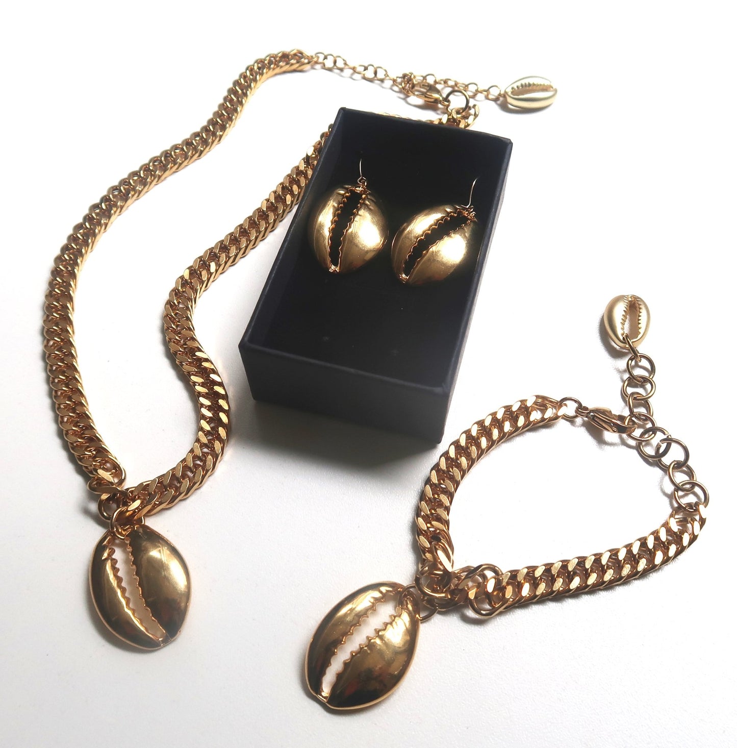 Collier Cauri en Acier Inoxydable - Élégance Intemporelle | 2 Variantes en collier cauri doré artisanal africain - KaolackCreations