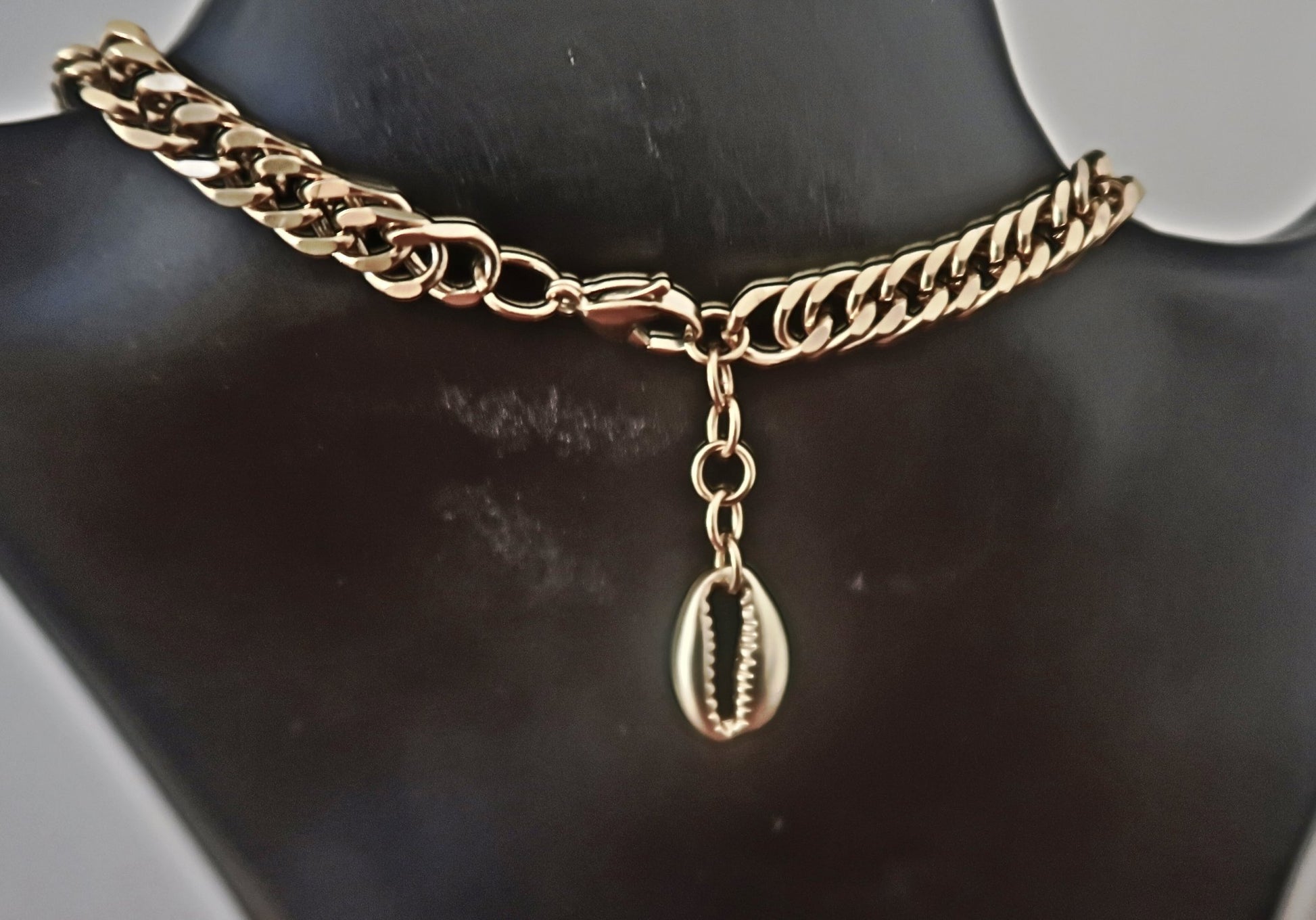 Collier Cauri en Acier Inoxydable - Élégance Intemporelle | 2 Variantes en collier cauri doré artisanal africain - KaolackCreations