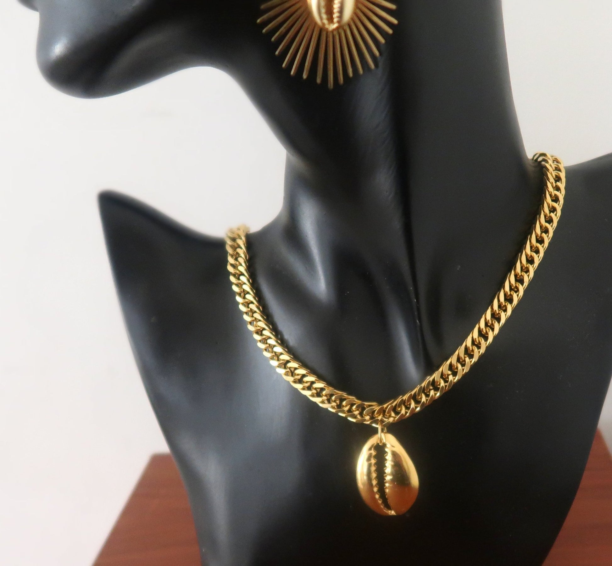 Collier Cauri en Acier Inoxydable - Élégance Intemporelle | 2 Variantes en collier cauri doré artisanal africain - KaolackCreations