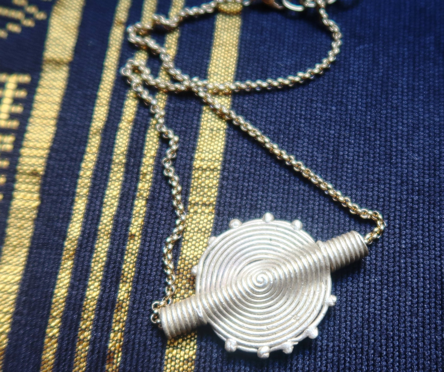 Collier Choker Poids Akan/Baoulé - Bijou Africain Traditionnel en Bronze chaîne en Acier Inoxydable en Collier Chocker poids Akan / Baoulé artisanal africain - KaolackCreations