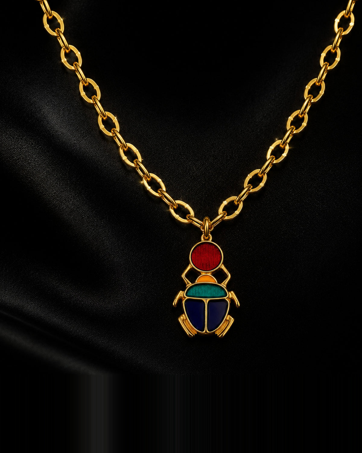 Pendentif Kheper, scarabée émaillé rouge, vert et bleu nuit, sur chaîne dorée à gros maillons