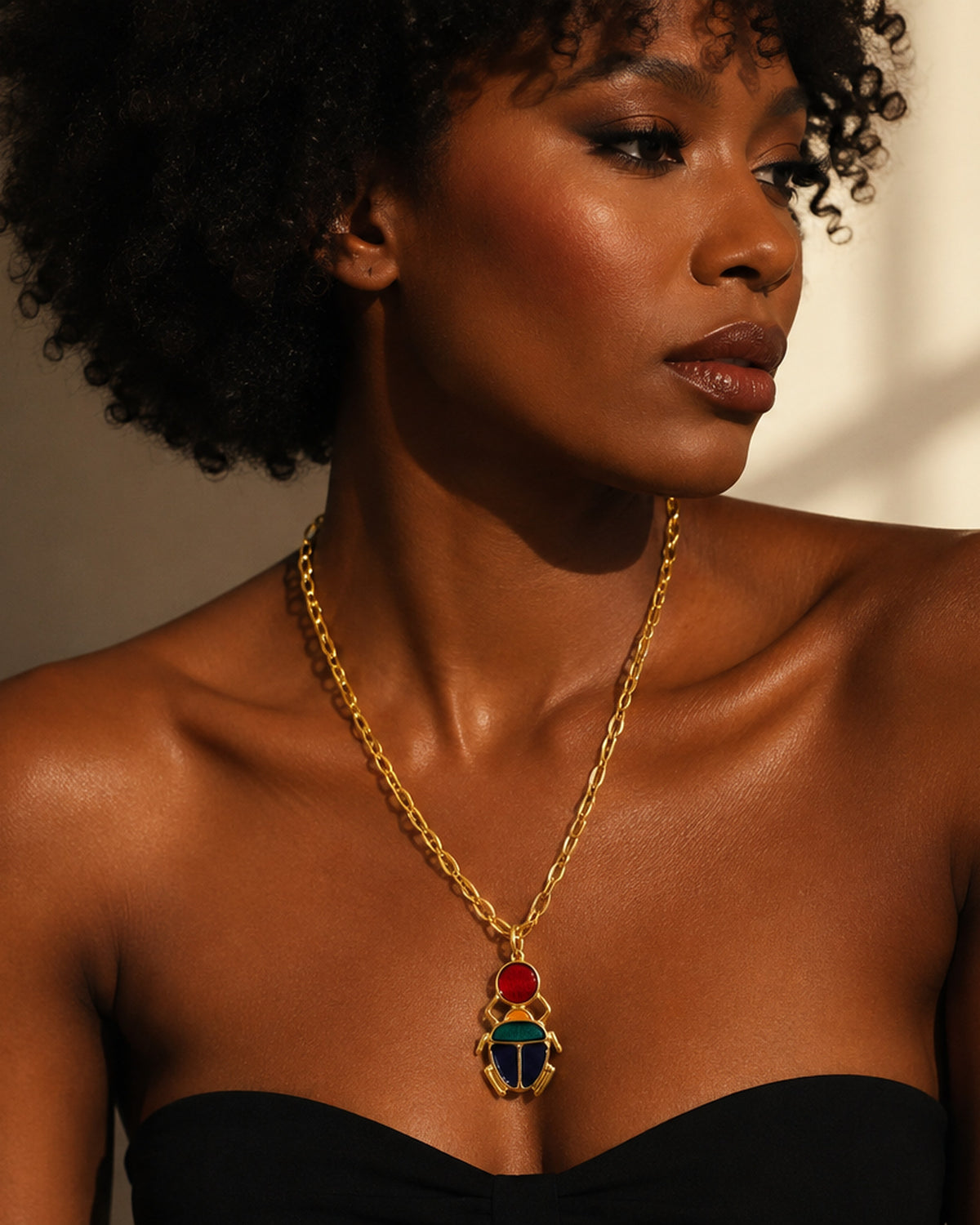 Collier Kheper porté en sautoir, scarabée émaillé sur chaîne dorée à gros maillons