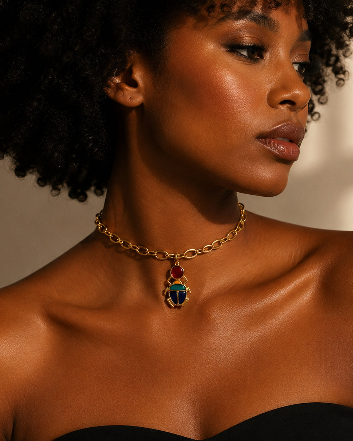 Pendentif Kheper, scarabée émaillé rouge, vert et bleu nuit, porté en ras-de-cou kaolack creations
