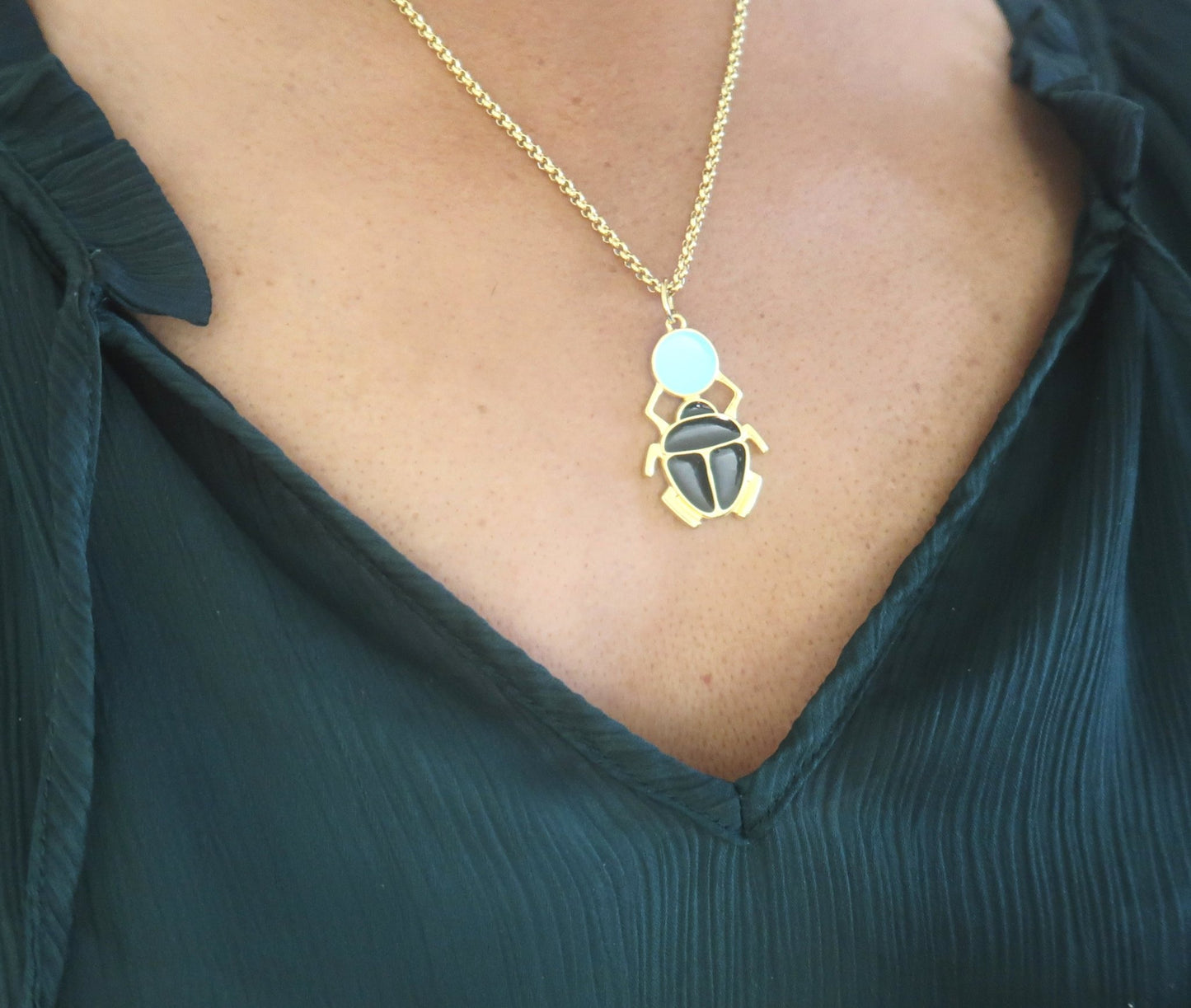 Collier Scarabée Kheper Unisexe en Zamak, Chaîne Fine en Acier Inoxydable Doré | Bijou Résistant et Durable en Collier Scarabée Kheper artisanal africain - KaolackCreations