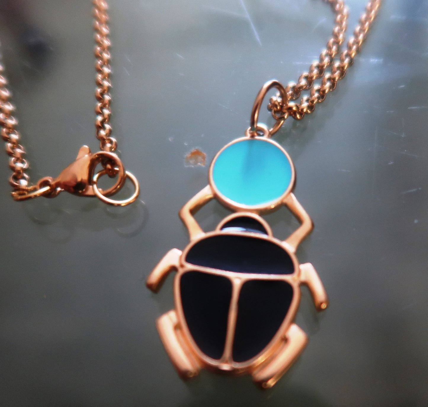 Collier Scarabée Kheper Unisexe en Zamak, Chaîne Fine en Acier Inoxydable Doré | Bijou Résistant et Durable en Collier Scarabée Kheper artisanal africain - KaolackCreations