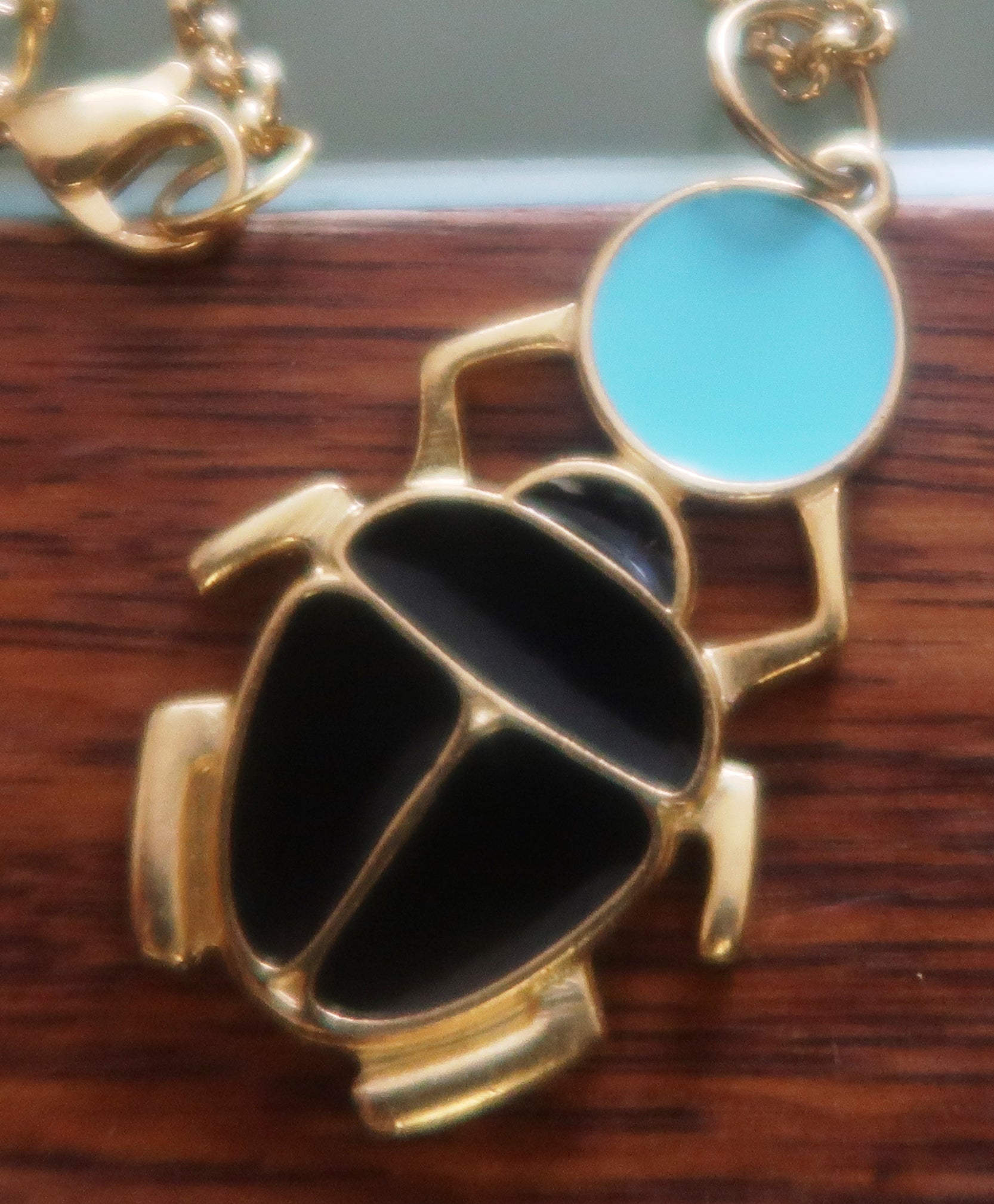 Collier Scarabée Kheper Unisexe en Zamak, Chaîne Fine en Acier Inoxydable Doré | Bijou Résistant et Durable en Collier Scarabée Kheper artisanal africain - KaolackCreations