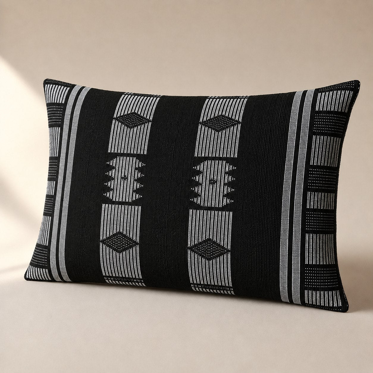 Coussin assorti au chemin de table, en pagne Manjak noir et blanc tissé main