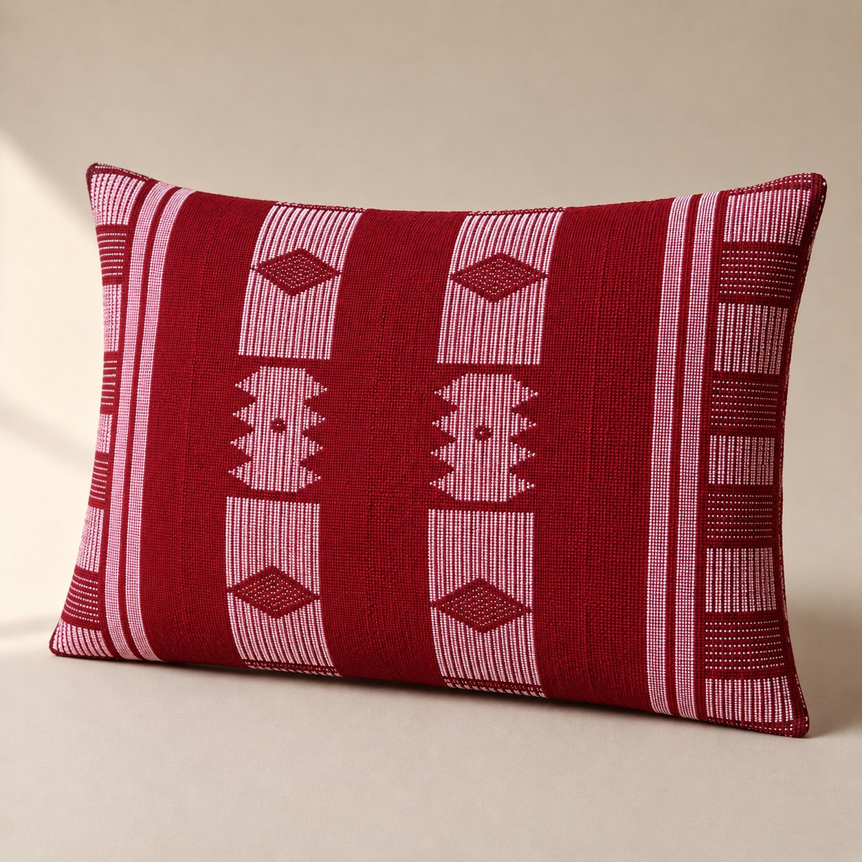 Coussin assorti au chemin de table, en pagne Manjak rouge foncé tissé main