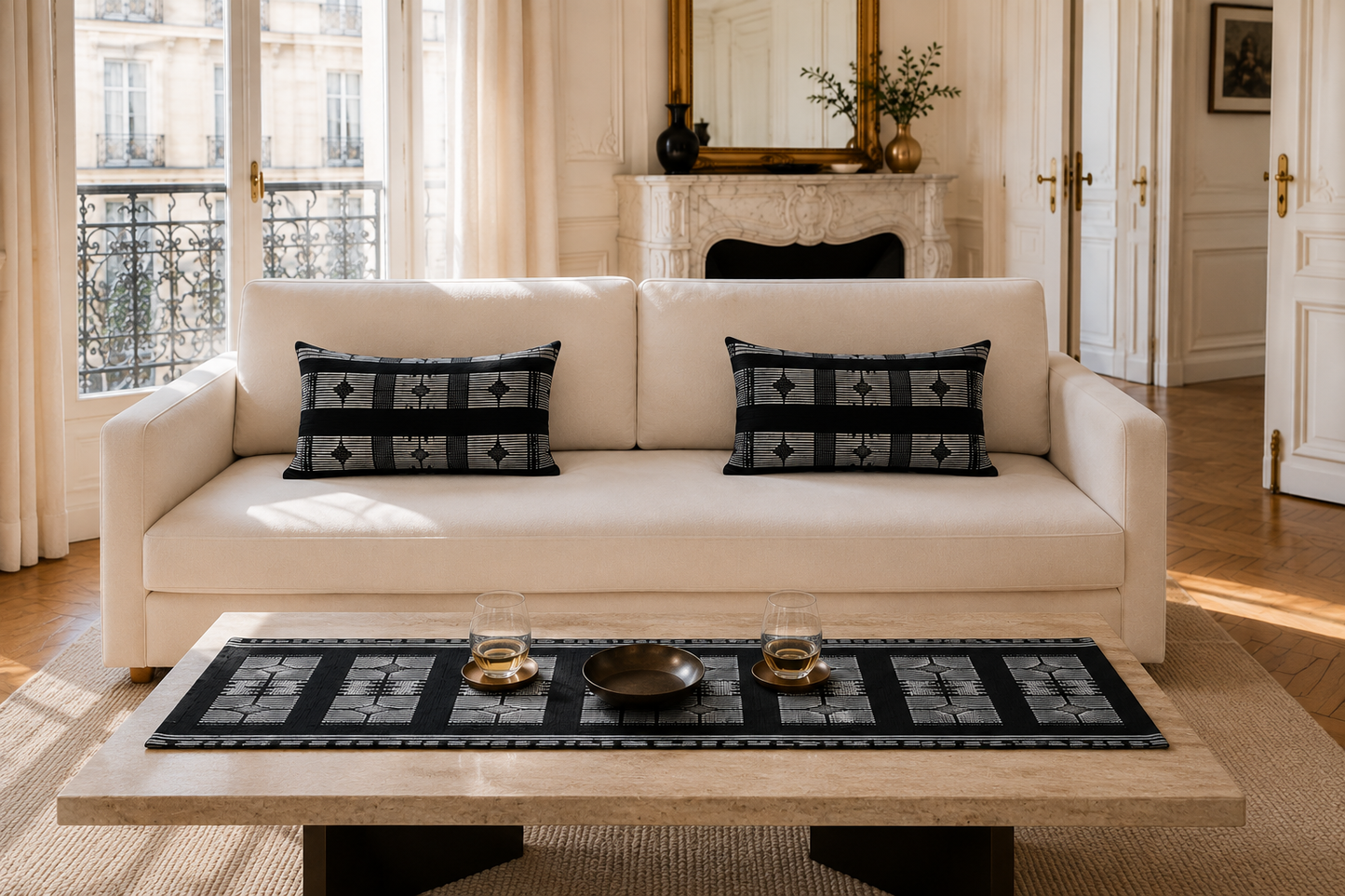 Coussins et chemin de table en pagne Manjak noir et blanc dans un intérieur parisien