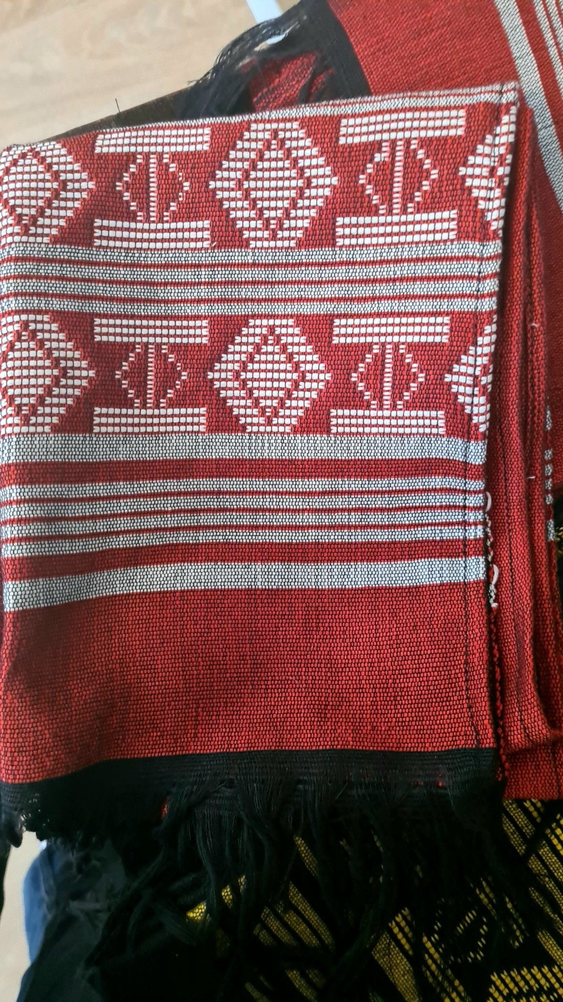 Écharpe en pagne tissé Manjak rouge – Coton africain 100 % en Echarpe en pagne tissé Manjak artisanal africain - KaolackCreations