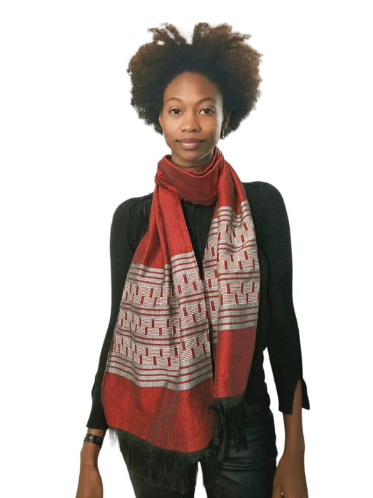 Écharpe Manjak rouge en coton, portée par une femme, style afro chic