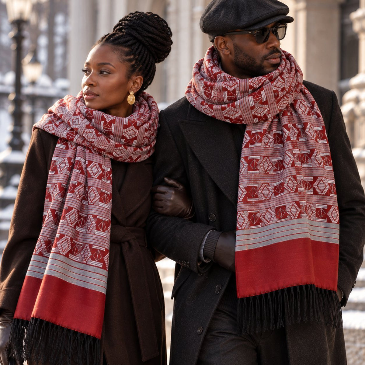 Couple portant l'écharpe-étole Manjak de Luxe rouge et blanc nouée autour du cou sur des manteaux d'hiver – modèle mixte