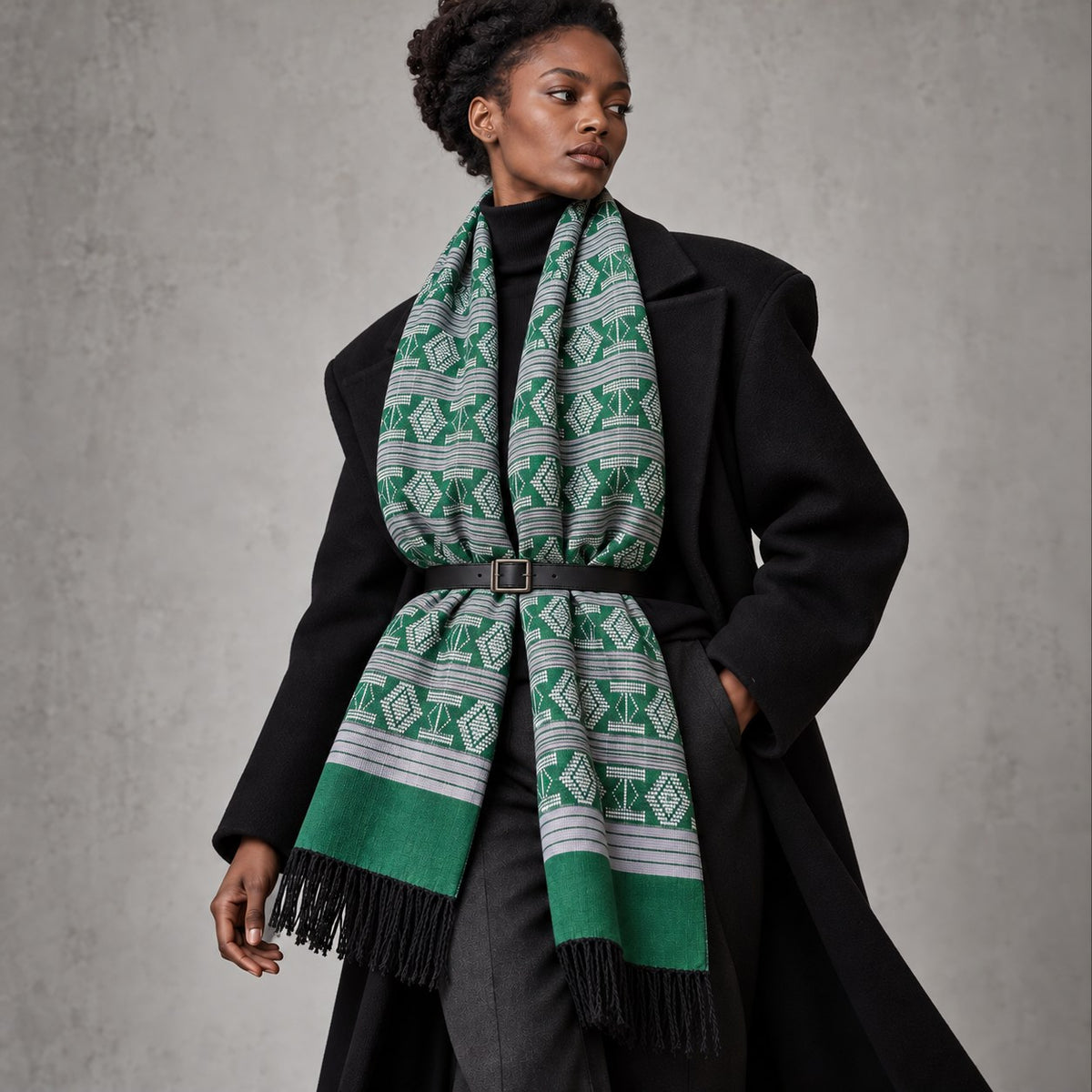 Écharpe-étole Manjak de Luxe verte portée ceinturée sur un manteau noir