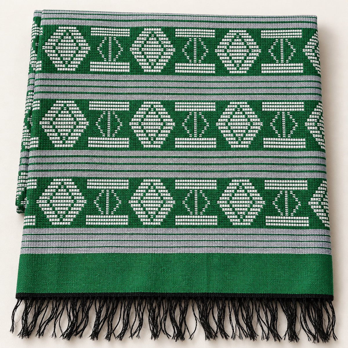 Écharpe-étole Manjak de Luxe verte pliée, motifs blancs tissés main sur toute la longueur et franges noires