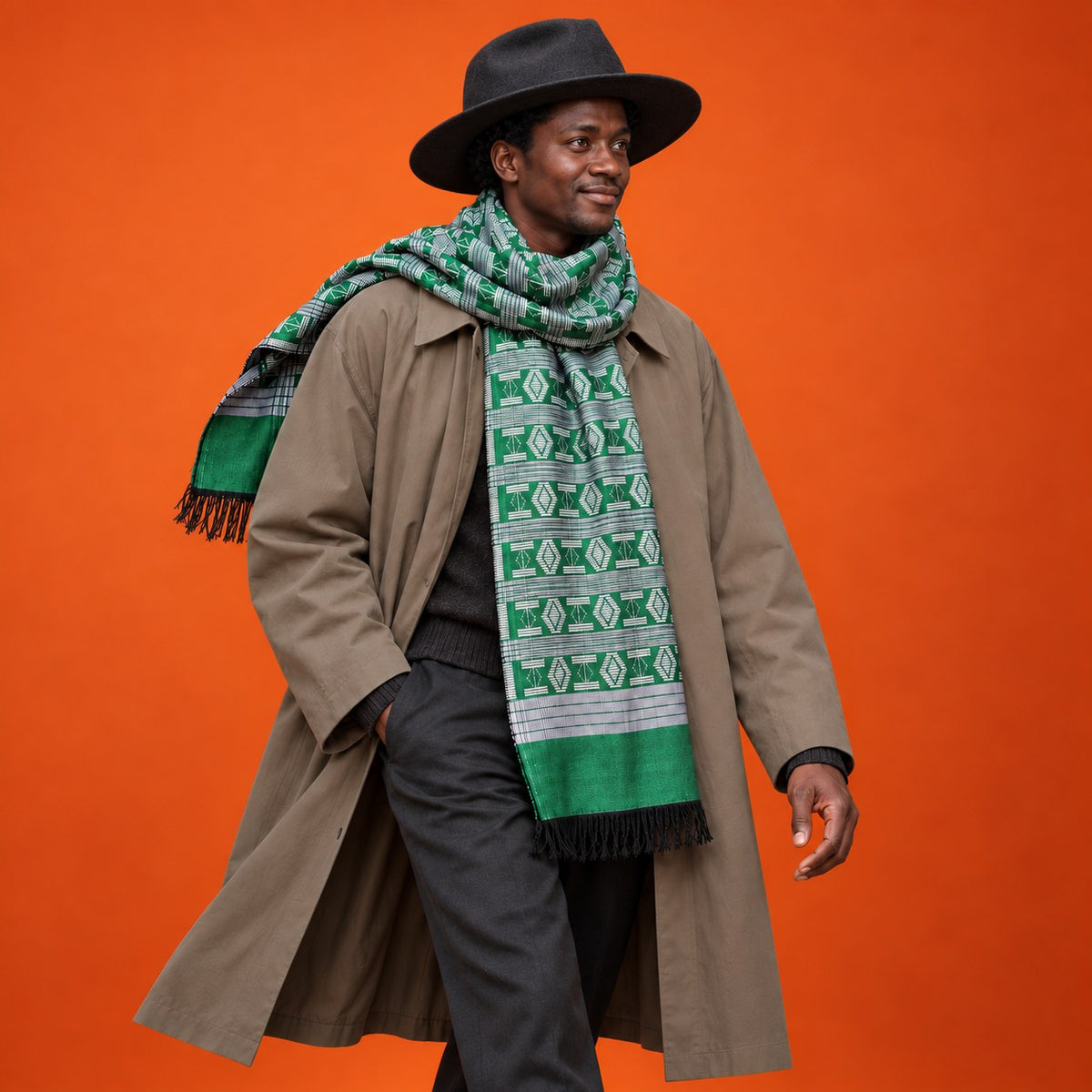 Écharpe-étole Manjak de Luxe verte portée par un homme sur un manteau taupe, avec un chapeau noir