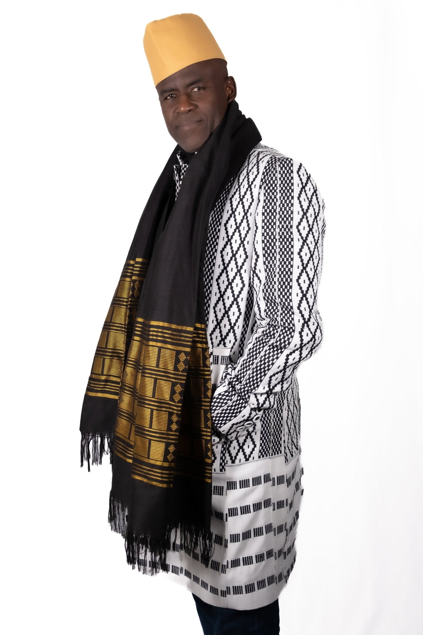 Gros plan sur l’écharpe-étole Manjak noire et dorée – détails du tissage traditionnel africain