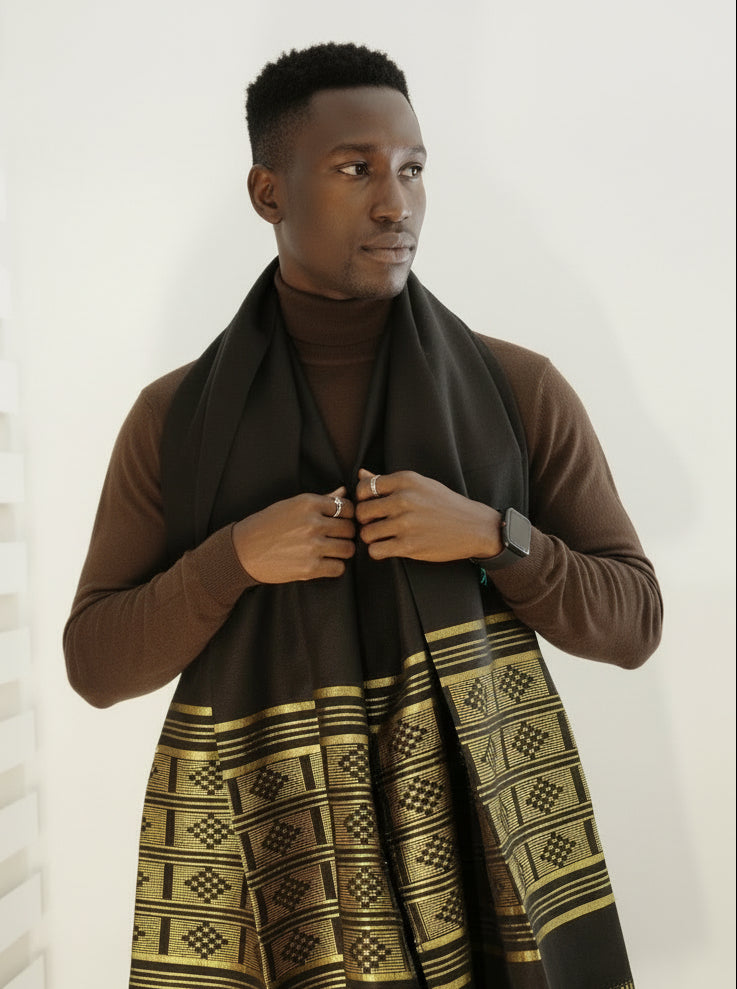 Écharpe-Étole Manjak noire et dorée portée en style mixte – mode africaine artisanale Kaolack Créations