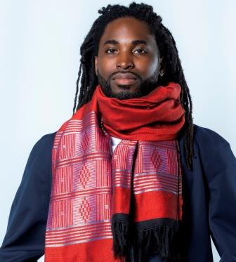 Écharpe-Étole Manjak rouge portée par un homme – pagne tissé africain 100 % coton