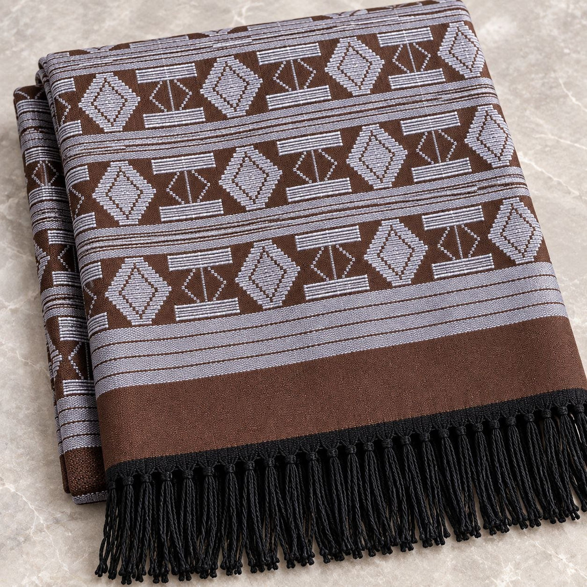 Écharpe Manjak de Luxe marron, motifs blanc cassé sur toute la longueur, pliée – pagne tissé à la main