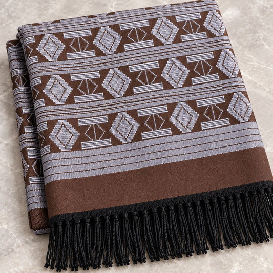 Écharpe Manjak de Luxe marron, motifs blanc cassé sur toute la longueur, pliée – pagne tissé à la main