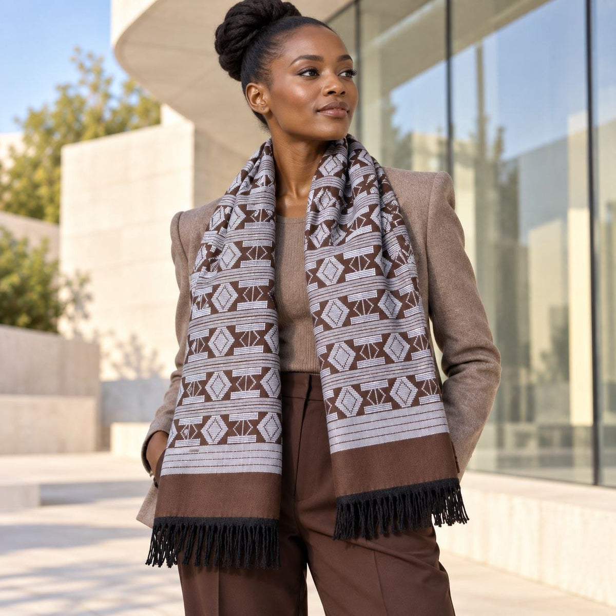 Écharpe Manjak de Luxe marron et blanc cassé portée par une femme sur un blazer beige