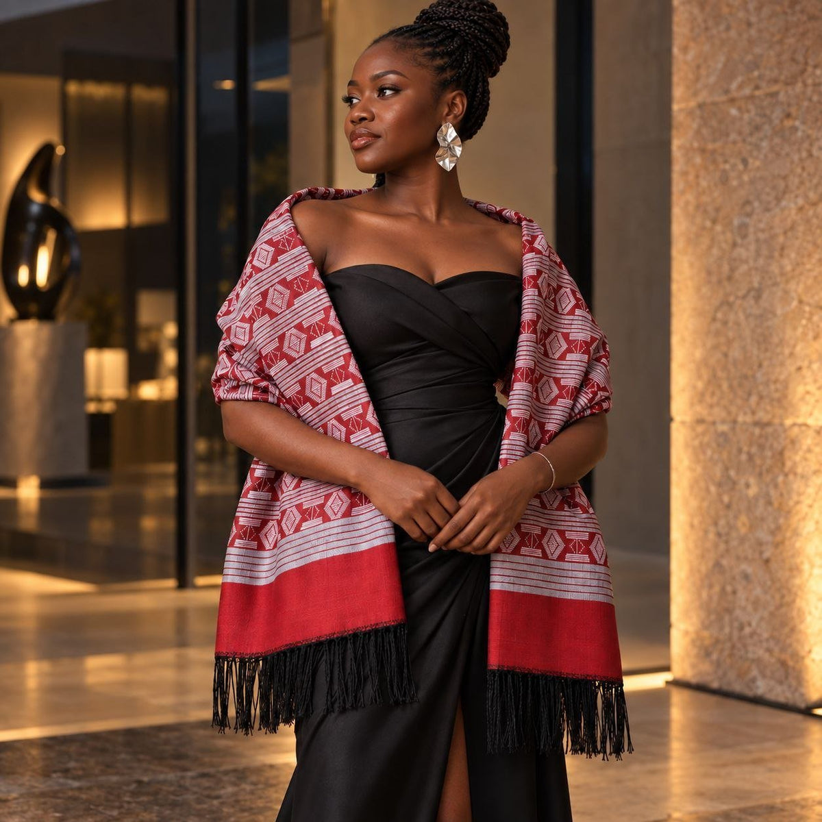 Écharpe Manjak de Luxe rouge portée sur les épaules avec une robe du soir noire – écharpe mixte