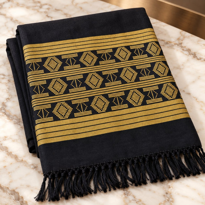 Écharpe Manjak noire et jaune doré, motif 2, pliée – pagne tissé à la main