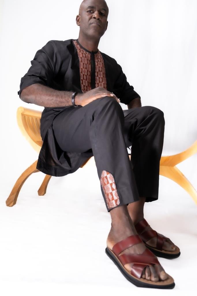 Mode africaine homme : caftan noir en coton et pagne Manjak, confection artisanale — Kaolack Créations