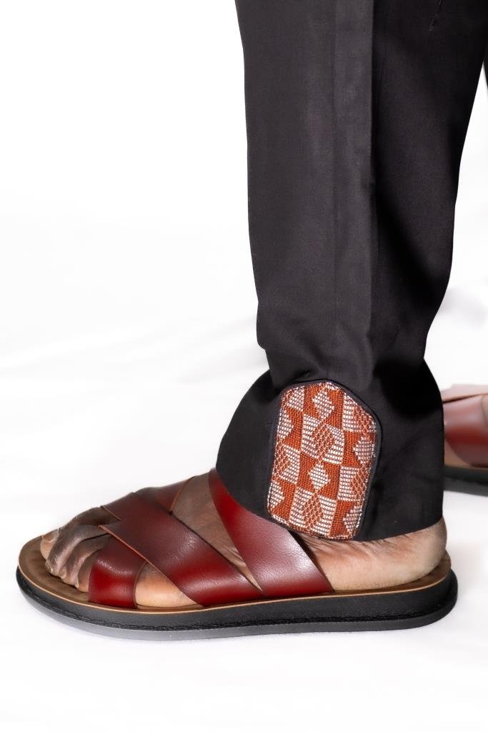 Tenue africaine élégante pour homme : caftan noir avec détail Manjak tissé, Kaolack Créations