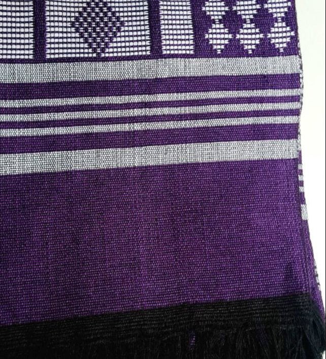 Étole de Luxe en Pagne Tissé Manjak Violet (Mixte) – Édition Très Limitée en Echarpe Etole Manjak de luxe artisanal africain - KaolackCreations
