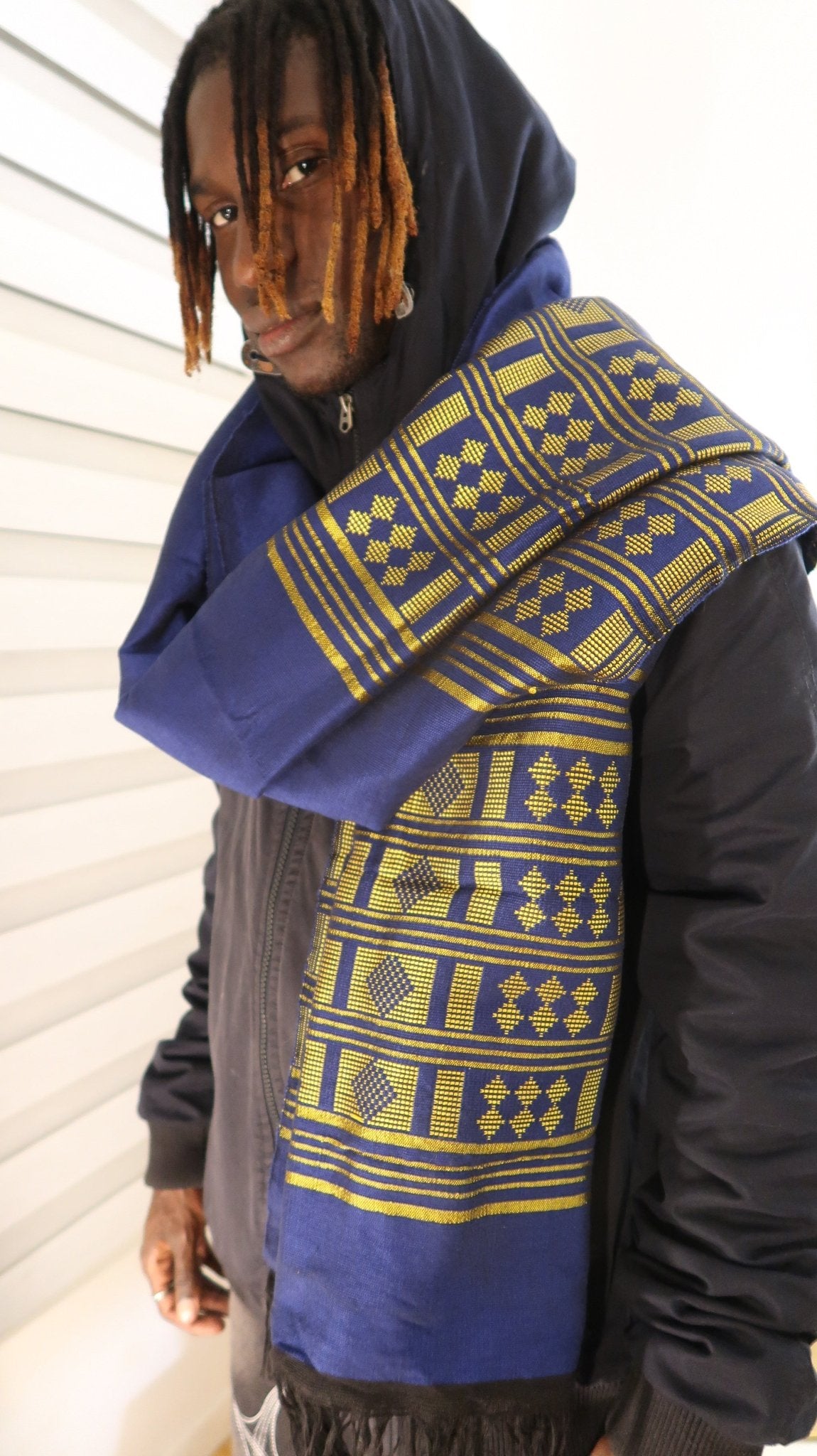 Homme portant une écharpe-étole Manjak bleue et dorée en pagne tissé africain 100 % coton