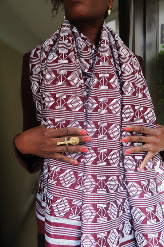 Écharpe-étole Manjak de Luxe bordeaux portée, coton tissé main, pagne africain artisanal