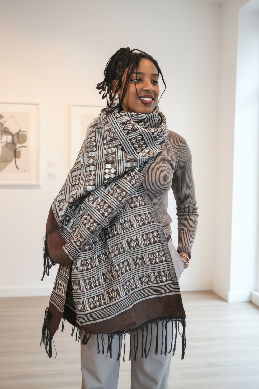 Étole Manjak de Luxe marron et blanc cassé, grand format 200 × 78 cm, tissée à la main en Afrique