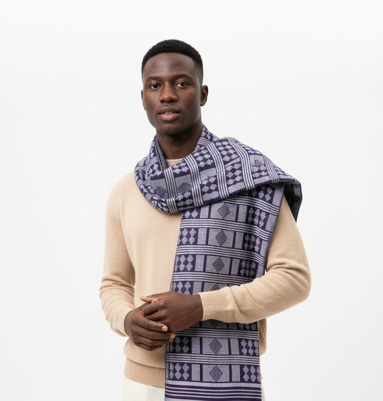 Femme portant l’étole Manjak de Luxe violette, motifs sur toute la longueur, pagne tissé africain