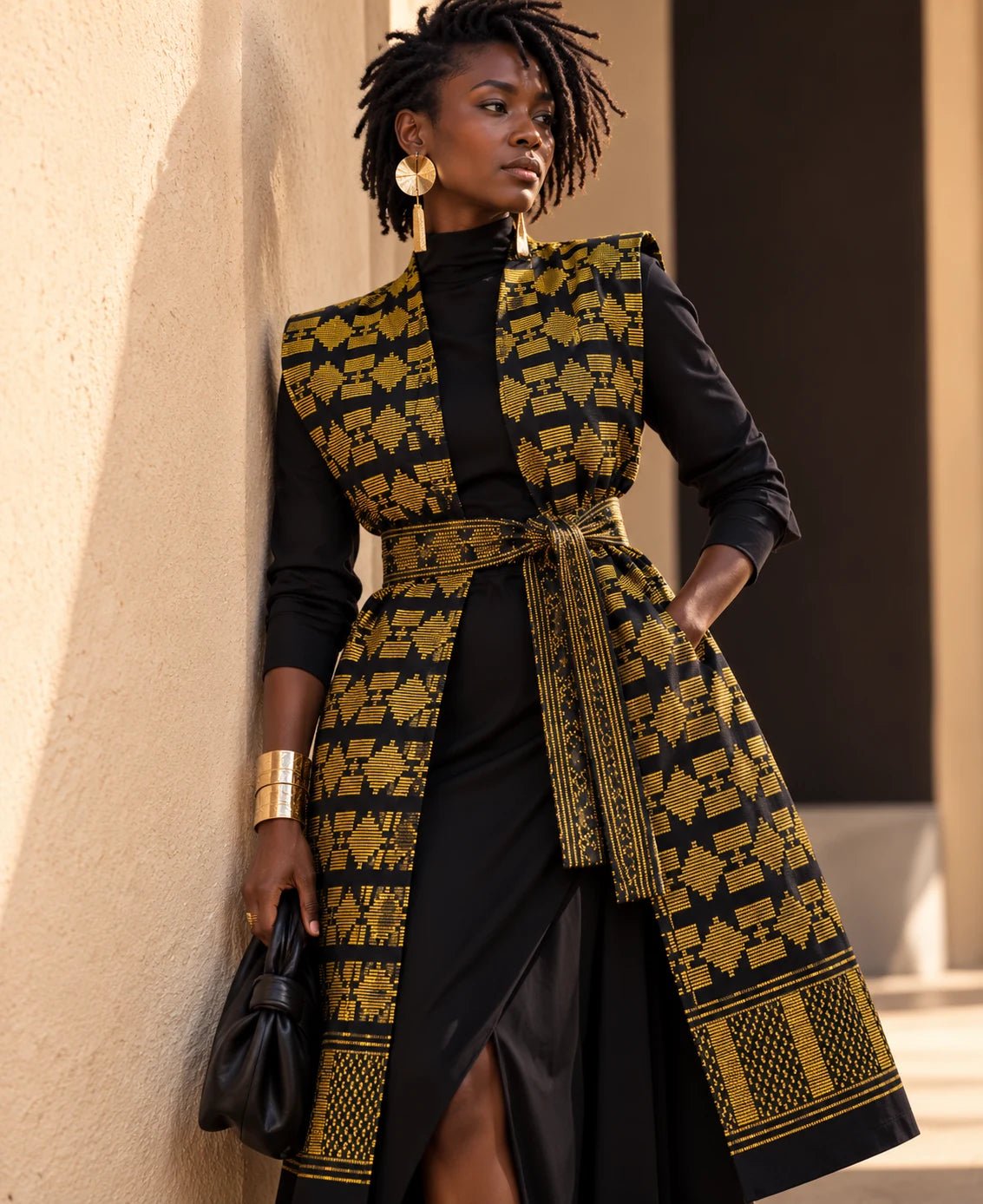 Gilet long mixte en pagne africain tissé main noir et or, femme, tenue noire – Kaolack Créations