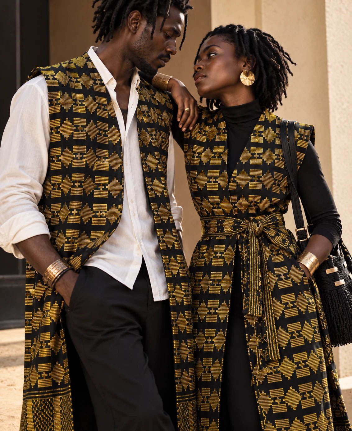 Gilet long mixte en pagne africain tissé main noir et or, couple femme et homme, photo éditoriale – Kaolack Créations