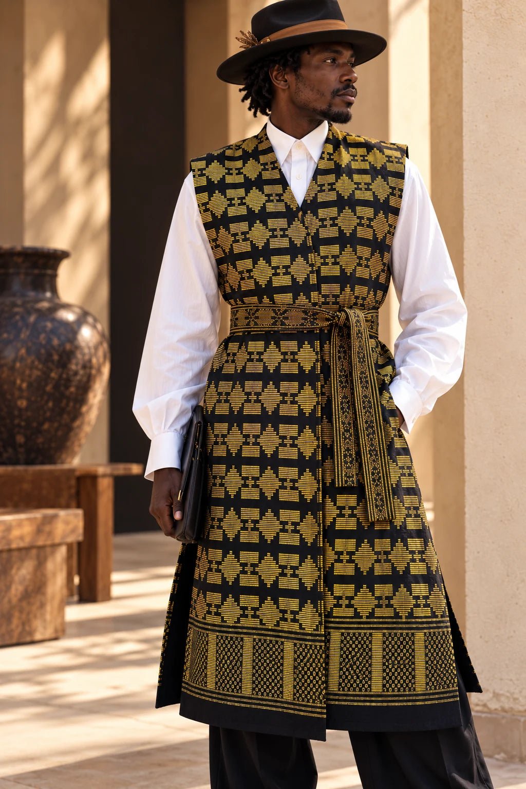 Gilet long mixte en pagne africain tissé main noir et or, homme, sur chemise blanche – Kaolack Créations