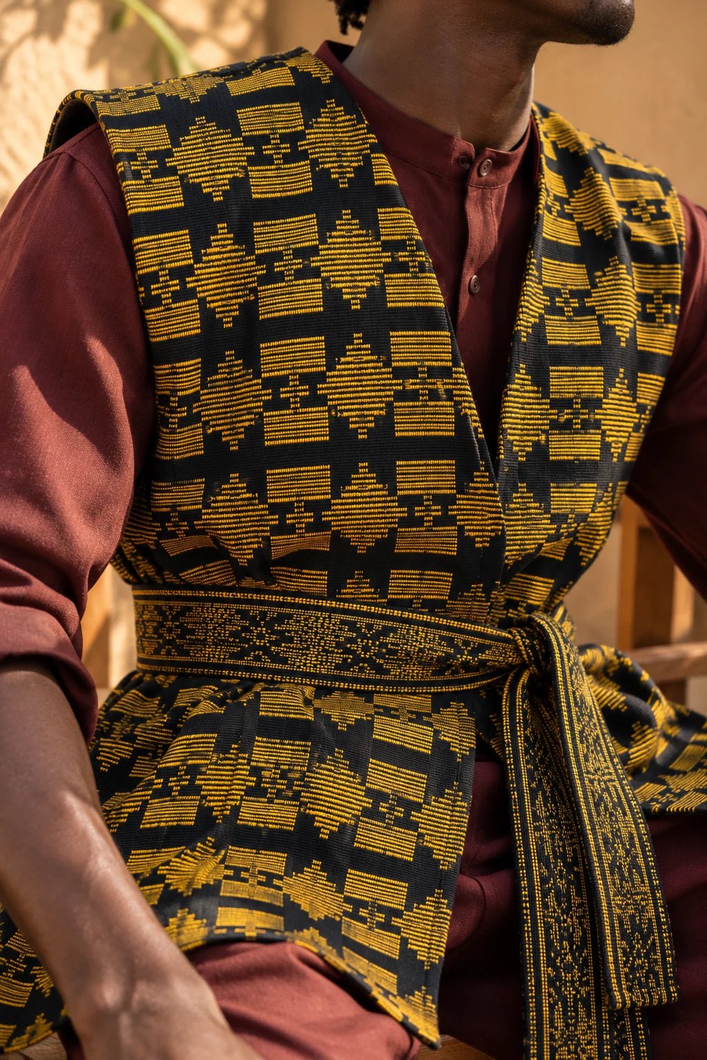 Gilet long mixte en pagne africain tissé main noir et or, détail textile, ceinture assortie de 8 cm – Kaolack Créations