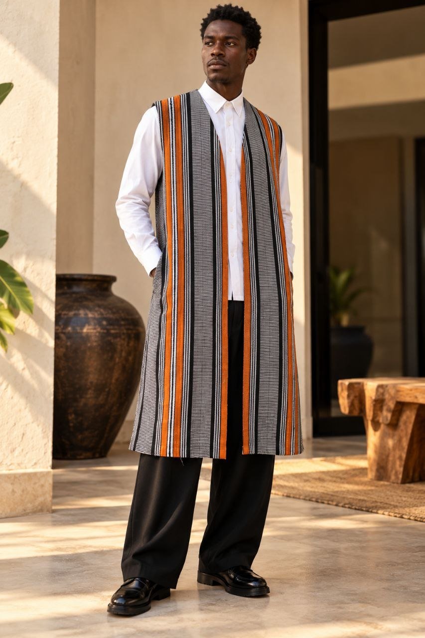Gilet long mixte en pagne africain tissé main orange, cuivre, noir et écru, homme, photo éditoriale – Kaolack Créations