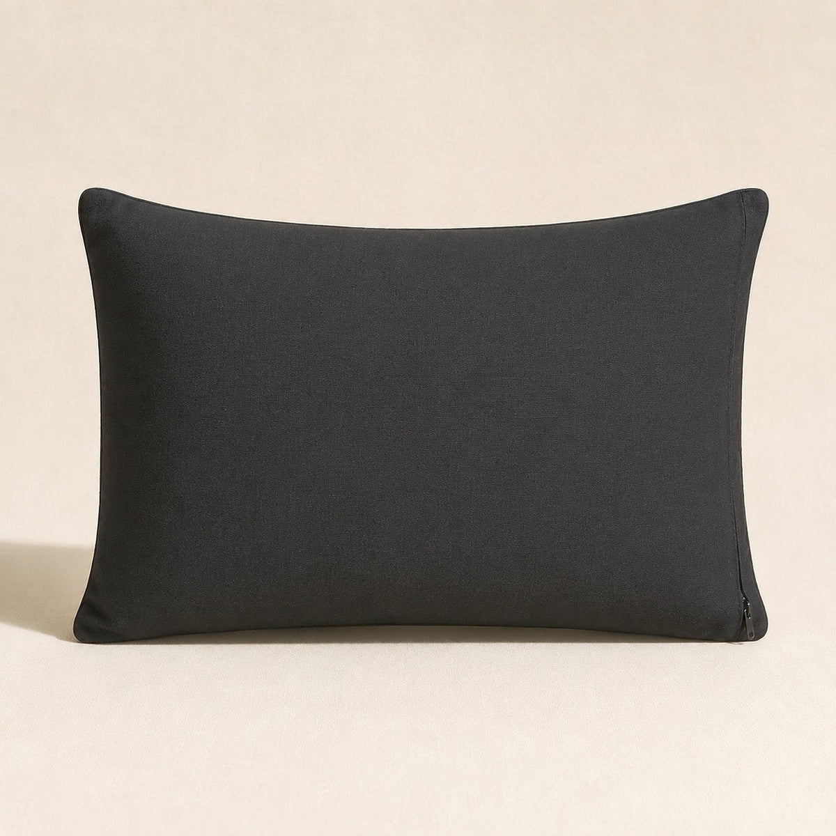 Dos de la housse de coussin en popeline noire épaisse lavable, fermeture éclair sur le petit côté