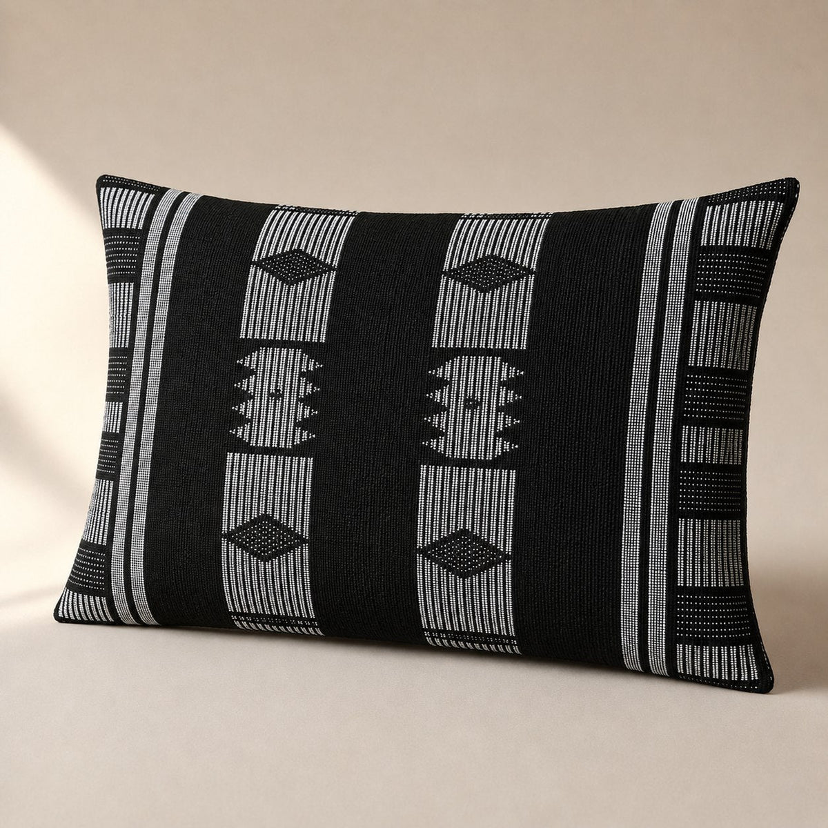 Housse de coussin en pagne Manjak noir et blanc tissé main, 50 x 28,5 cm