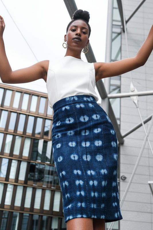 Jupe crayon en galafini indigo – vue de face soulignant la coupe