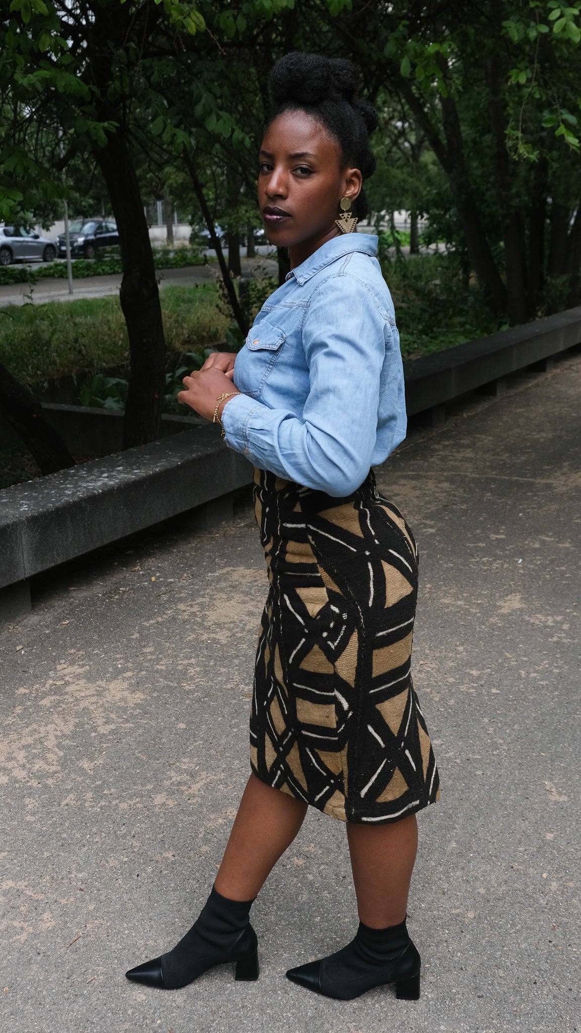 Jupe Crayon Taille Haute "Kaarta" en Bogolan - Tailles S, M et L Disponibles en Jupe crayon taille haute Bogolan artisanal africain - KaolackCreations