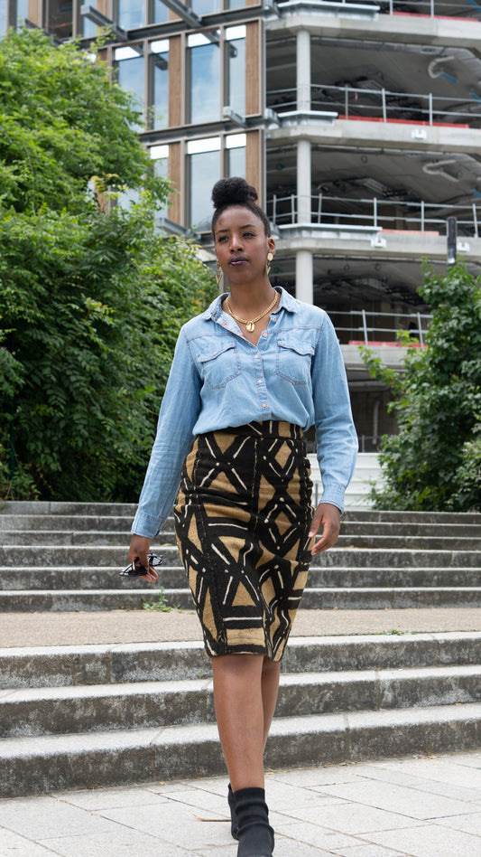Jupe Crayon Taille Haute "Kaarta" en Bogolan - Tailles S, M et L Disponibles en Jupe crayon taille haute Bogolan artisanal africain - KaolackCreations
